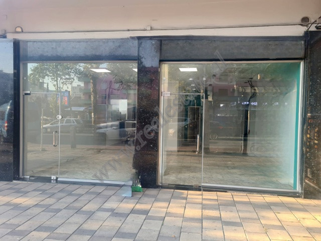 Store for rent at 21 Dhjetori area in Tirana.
Is positioned on the ground floor of a building with 